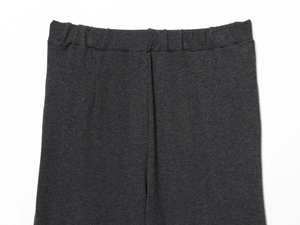 Detailaufnahme des dunkelgrauen Gummibundes und der hochwertigen Strickstruktur