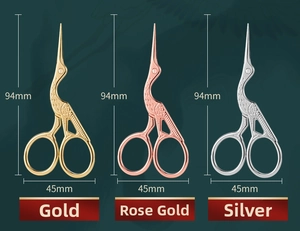 Tre forbici da ricamo a forma di gru in oro, oro rosa e argento con dimensioni