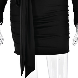 Détail de la taille à cordon et de la texture froncée de cette robe courte noire élégante