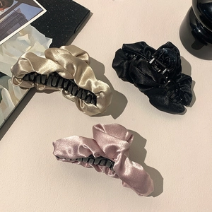 Set di tre grandi fermagli per capelli in raso nei colori champagne, nero e rosa antico
