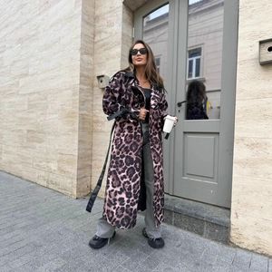 Dettaglio di un elegante trench leopardato con cintura nera in vita e colletto a revers