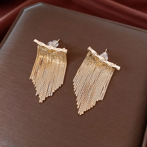 Vue détaillée des boucles d'oreilles à pompons plaquées or 14K avec zircon brillant