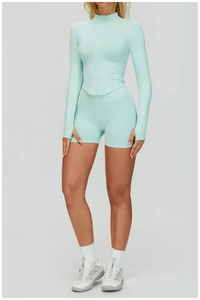 Détails du tissu côtelé sans couture vert menthe sur la veste de sport avec passe-pouces