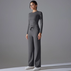 Détails du haut de yoga gris foncé à manches longues et du pantalon large à cordon