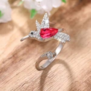 Detailopname van kolibrie ring met rode peervormige steen en pave-gezette zirkoon
