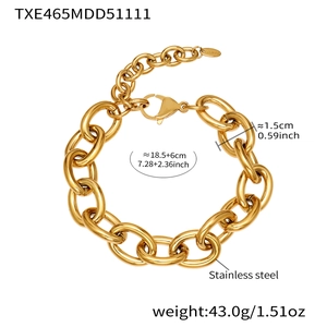Détail d'un bracelet à gros maillons O en acier inoxydable doré 18 carats avec fermoir