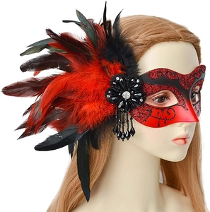 Détail du masque de mascarade en plumes rouges et noires avec fleurs et perles pendantes