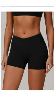Detail der High-Waist Crossover Yoga-Shorts in Premium-Schwarz mit elastischer Kompression