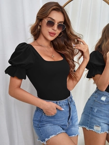 Body negro de mujer con mangas abullonadas y cuello cuadrado combinado con shorts denim