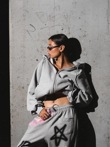 Survêtement graffiti gris pour femme avec sweat à capuche zippé et pantalon étoile