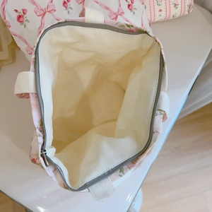 Vue intérieure d'un sac en coton à fleurs montrant la fermeture éclair et l'espace