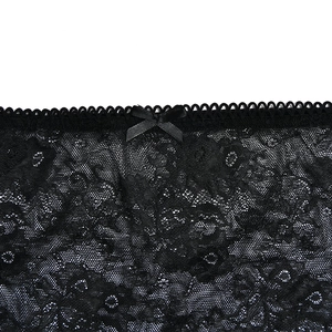 Vue détaillée de la dentelle florale noire avec petit nœud et bords festonnés