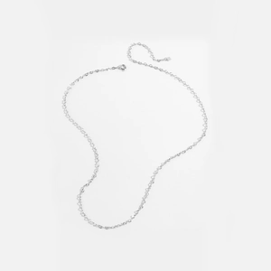 Detail view of dainty S925 silver chain with high-quality lobster clasp and extender
