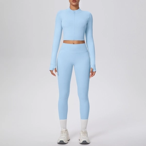 Ensemble de yoga bleu clair avec legging taille haute et veste à zip et passe-pouce