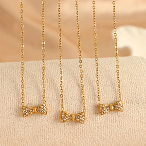 Collier Pendentif Nœud Papillon en Acier Titane Strass Pavé Chaîne de Clavicule Dorée pour Femme Bijoux de Mode