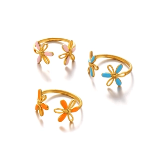 Tre anelli a margherita placcati in oro con smalto colorato e design aperto