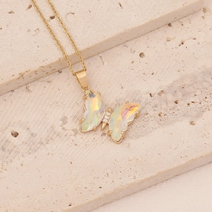 Détail du collier doré avec pendentif papillon aux ailes dégradées colorées effet opale