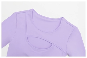 Détail du haut de yoga lavande à manches longues avec découpe ovale et couture élastique
