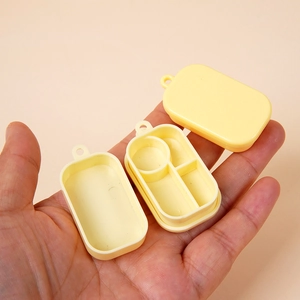 Miniatuur gele bento lunchbox met drie compartimenten voor poppenhuis keuken accessoires