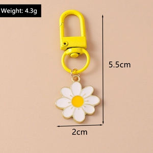 Detail of daisy flower keychain with yellow petals and gold metal hook specifications