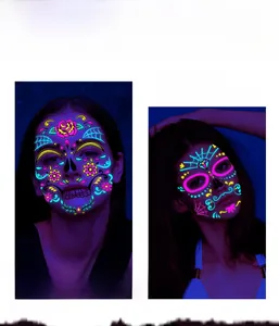Détails de tatouages UV néon Jour des Morts brillant sous la lumière ultraviolette