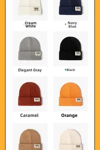 Vue détaillée de bonnets en tricot colorés avec patch AND en plusieurs options de couleurs