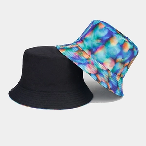 Vue détaillée de chapeaux bobs réversibles en noir uni et imprimés fleuris tie-dye
