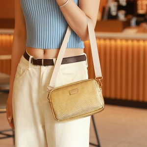 Sac bandoulière tissé doré brillant avec large sangle en tissu beige chic