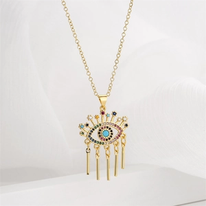 Dettaglio della collana dorata con malocchio, pietra blu e nappe in metallo dorato