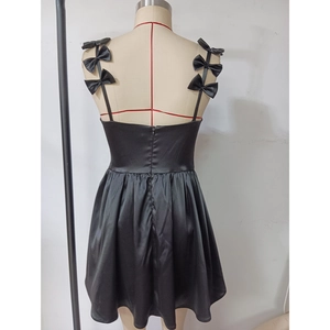 Détail du dos de la mini robe en satin avec nœuds aux épaules et fermeture éclair