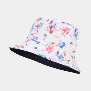 Détail d'un chapeau bob réversible avec imprimé floral et doublure en coton noir
