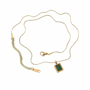 Élégante chaîne à chevrons dorée avec un pendentif rectangulaire en pierre verte