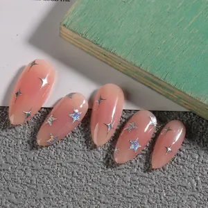 Details von nude-rosa Almond-Nägeln zum Aufkleben mit holografischen Silbersternen