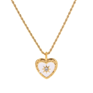 Collana vintage dorata con catena a corda e pendente a cuore in smalto bianco e strass