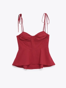 Dettaglio del crop top rosso con spalline regolabili e design con orlo a balze eleganti