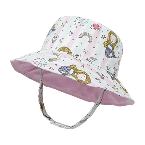 Détail du chapeau soleil enfant avec motif sirène rose et cordon de serrage réglable