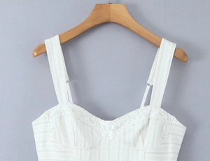 Dettaglio del bustier a fiori con scollo a cuore e delicato fiocco decorativo