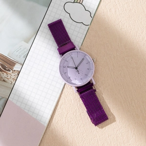 Gros plan d'une montre femme violette minimaliste avec bracelet en maille métallique