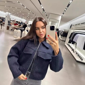 Veste courte en tweed bleu marine avec fermeture éclair et poches à rabat en selfie