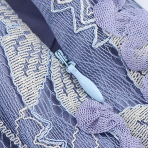 Jupe longue bohème à volants brodée bleu lavande avec fermeture éclair invisible