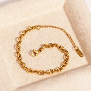 Dettaglio del bracciale a catena in acciaio inossidabile dorato con chiusura a moschettone