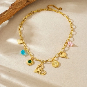 Collier multicouche en acier inoxydable doré avec pendentifs cœur et lune colorés