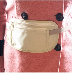 Detalle de riñonera deportiva de nailon ripstop beige con dos compartimentos de cremallera