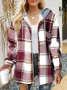 Dettaglio camicia con cappuccio a quadri bordeaux, tessuto morbido e stile casual bottoni