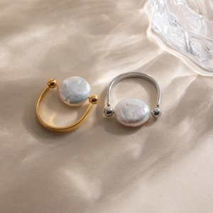 Anelli con perle barocche in finitura oro e argento con fasce metalliche a forma di U