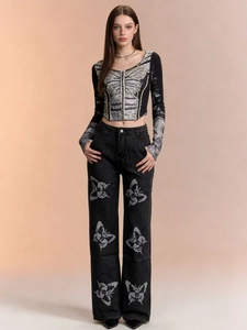 Vue complète du jean droit noir pour femmes avec un motif imprimé papillon audacieux