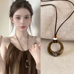 Collana vintage in resina ambrata da donna con cordino lungo marrone e perline eleganti