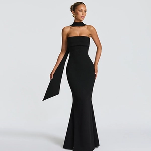 Détail de la robe sirène bustier noire avec tour de cou élégant et longs rubans fluides