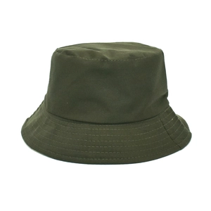 Détail du chapeau bob vert foncé avec coutures renforcées sur le bord du chapeau