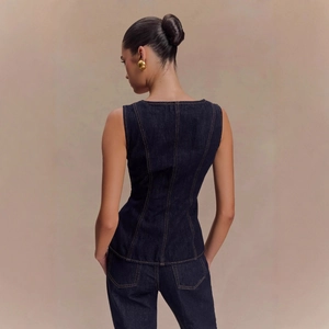Ensemble en denim bleu foncé pour femme avec gilet sans manches et pantalon droit surpiqué
